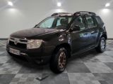 la photo d'une voiture noire garée dans un garage