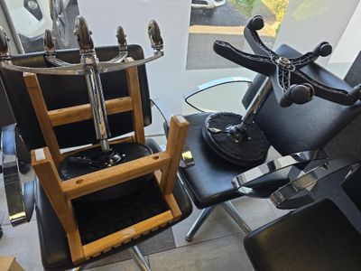 une chaise noire avec une assise noire, une chaise noire avec une assise noire, une chaise noire avec une assise noire et une chaise noire avec une assise noire