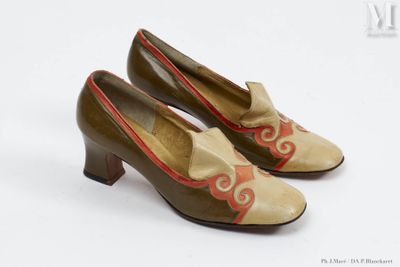 une paire de chaussures avec des bordures rouges et un nœud au talon