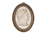 un portrait ancien sculpté représentant un homme de profil sur fond blanc
