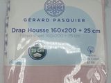 l'emballage d'un drap rose orné d'une image de cheval