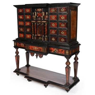 CABINET ANVERSOIS LOUIS XIII en écaille rouge, bois noirci e… - Photo 1