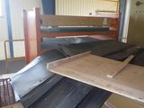 un gros tas de tôles dans un entrepôt