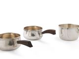 trois tasses en argent avec des anses en bois, représentées sur un fond blanc