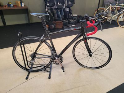 un vélo posé sur une béquille dans une pièce