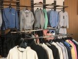 beaucoup de vêtements suspendus à une étagère dans un magasin