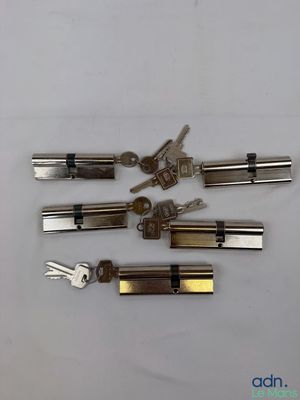 quatre types de clés différents sont représentés sur une surface blanche