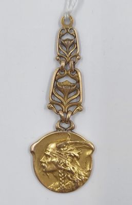 un gros plan d'une médaille d'or sur laquelle figure un lion