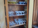 une grande armoire en bois sur laquelle sont posés de nombreux verres