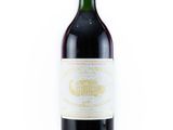 une bouteille de vin rouge sur fond blanc