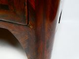 une photo d'une commode en bois à deux tiroirs