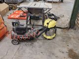 une machine posée sur le sol dans un entrepôt
