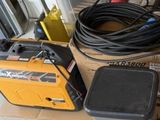 un compresseur d'air jaune et noir et un compresseur d'air jaune et noir