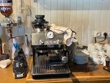 une machine à café posée sur un comptoir dans une cuisine
