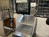 une image d'une machine dans un entrepôt