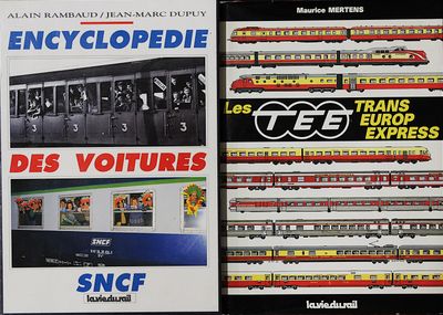 deux affiches sur le flanc du train