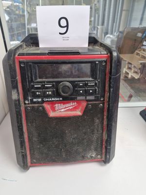 une radio posée sur une table dans une pièce
