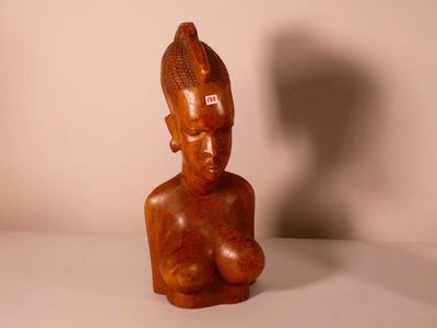 statue en bois représentant une femme portant un chapeau sur la tête