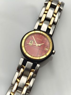 une image d'un gros plan d'une montre-bracelet sur une surface blanche