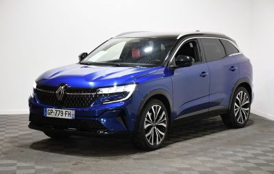 un SUV bleu garé sur un sol à damier dans un showroom