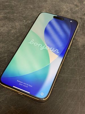 un gros plan d'un téléphone posé sur une table, avec un arrière-plan flou