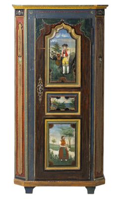 un meuble dont la façade est ornée de trois tableaux