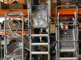 de nombreux types d'échelles dans un entrepôt
