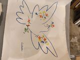 quelqu'un tient un bout de papier sur lequel est dessiné un oiseau
