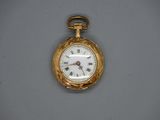 une montre de poche en or avec des chiffres romains sur le cadran