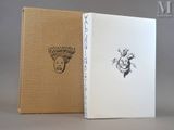 deux livres illustrés posés l'un à côté de l'autre