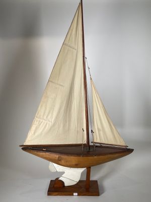une maquette de voilier sur un support en bois