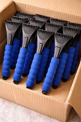 une boîte remplie de raquettes de tennis bleues et noires