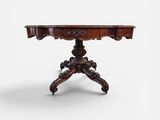 une table ancienne aux pieds sculptés et au plateau en bois