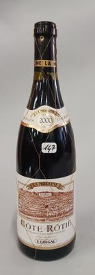 des bouteilles de vin sont alignées sur une table