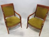 deux chaises en bois avec un revêtement jaune, rembourré, rembourré, rembourré, rembourré, rembourré