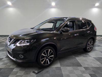 le suv noir de nissan est garé sur un carrelage en damier