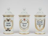 trois boîtes blanches et dorées ornées de motifs différents
