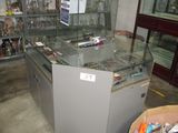 une vitrine en verre au milieu d'un magasin
