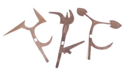 trois types d'outils différents sont représentés sur une surface blanche