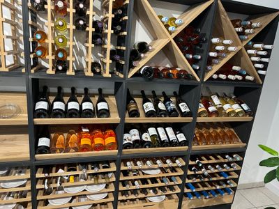 de nombreuses bouteilles de vin sur les étagères de la cave à vin