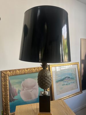 une lampe posée sur une table à côté d'un tableau
