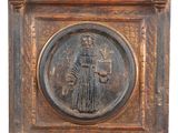 une vieille plaque en bois sur laquelle figure l'image d'un homme tenant une épée