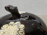 un vase noir et blanc orné d'un motif décoratif