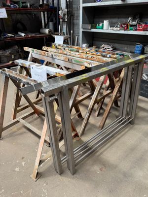 une table sur laquelle se trouvent de nombreux outils