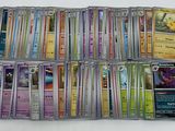 beaucoup de cartes pokemon sur la table