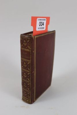 un petit livre sur lequel est posée une étiquette de prix