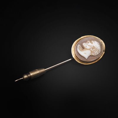 une broche en or et ivoire représentant la tête d'une femme