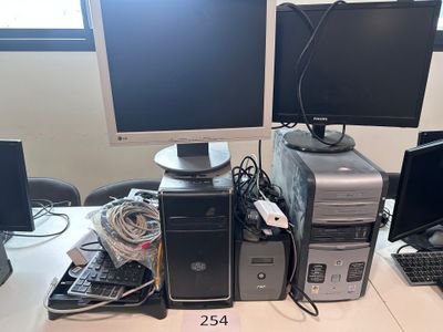 un bureau d'ordinateur équipé de deux écrans et d'un clavier