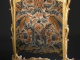 un pare-feu de cheminée richement décoré, orné d'un motif floral