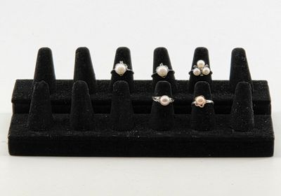 PERLES. Réunion de cinq bagues agrémentées de perles de cult…